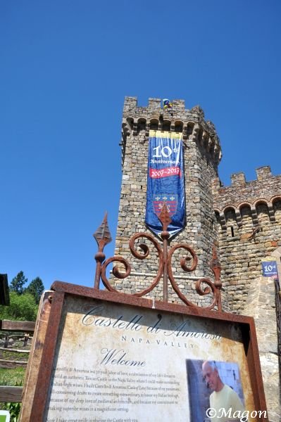 Castello Di Amorosa в Напа-Вэли: башня из камня и флаг 10-летия